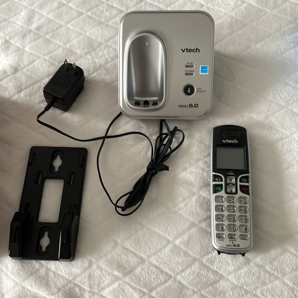 Brand:V Tech, cordless phone with caller ID and handset speaker.(wireless). - Picture 2 of 5